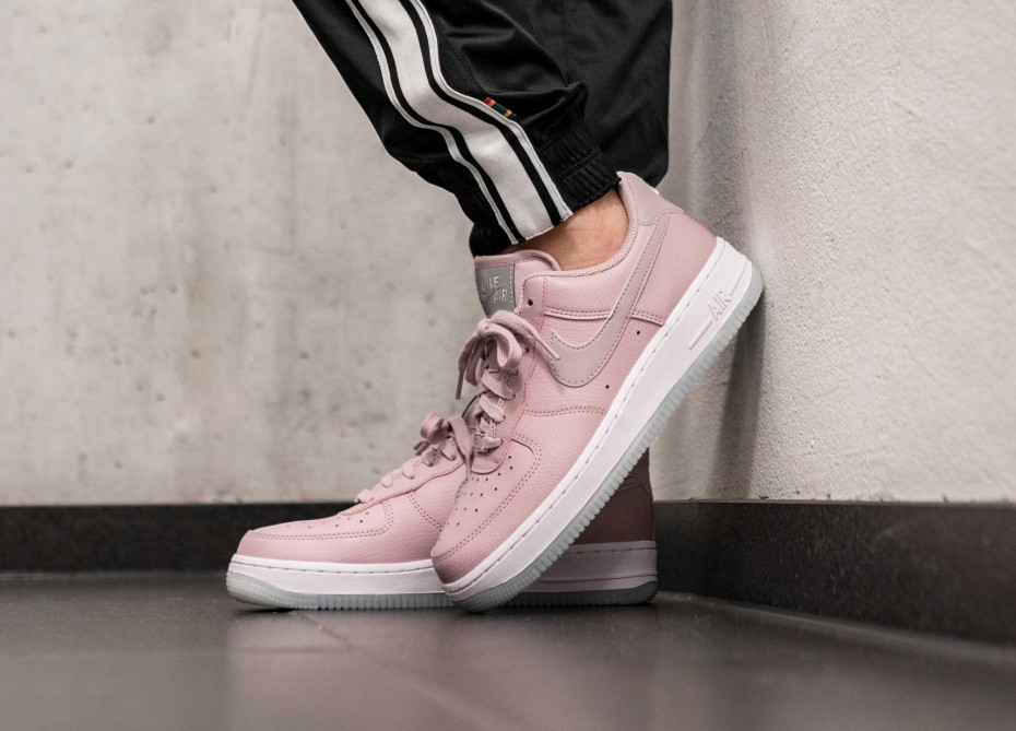 nike-wmns-air-force-1-07-ess-plum-chalk-plum-chalk-white-mtlc-luster-ao2132-500_2-os
