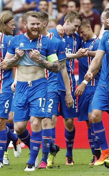 他们是被正职耽误的足球员?「冰岛足球队」兼