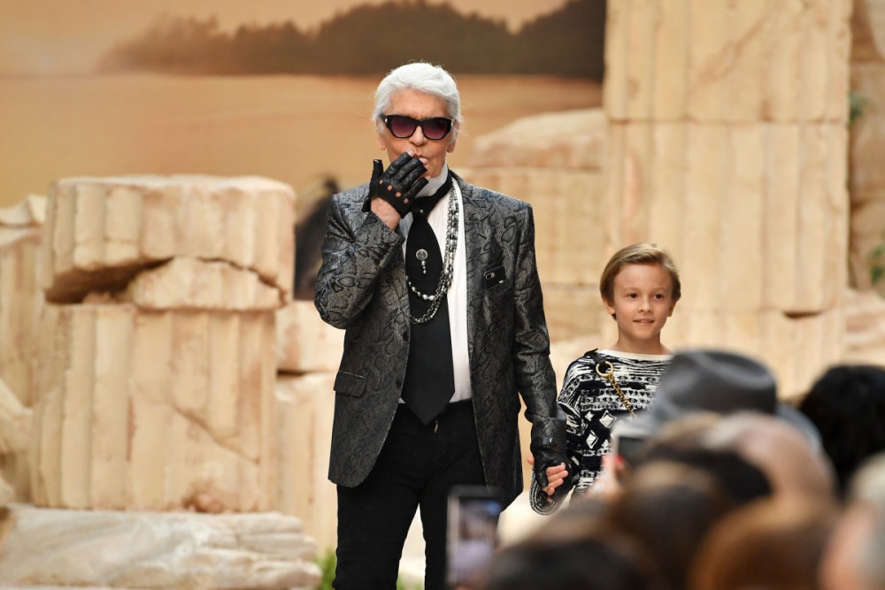 「老佛爺」Karl Lagerfeld的離逝揭開職場殘酷現實!輝煌如他也有被取代的一天!