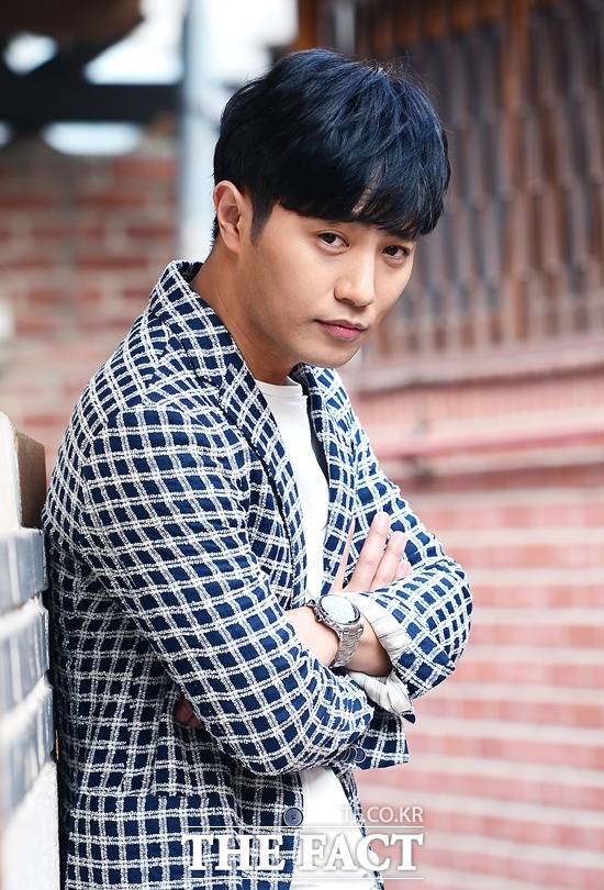 The Fact http://news.tf.co.kr/read/entertain/1631614.htm