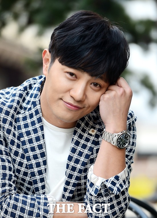 The Fact http://news.tf.co.kr/read/entertain/1631614.htm