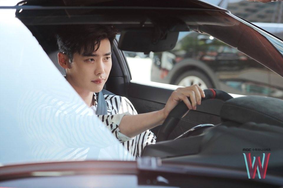 W LEEJONGSUK car