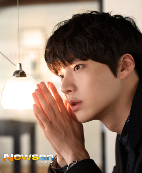 Ahn Jae Hyeon hand