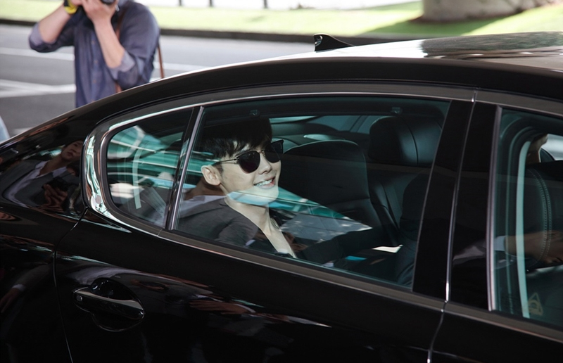 W LEEJONGSUK BLACKSUIT 3