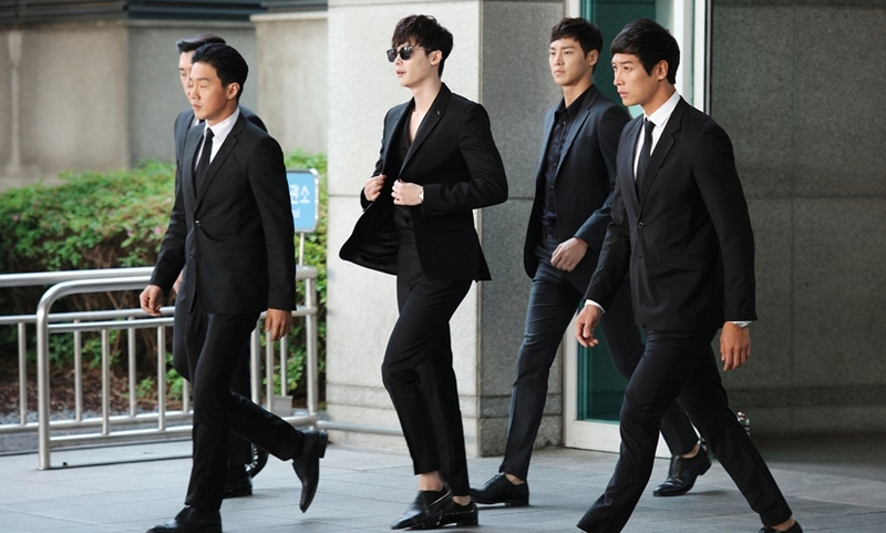 W LEEJONGSUK BLACKSUIT 2