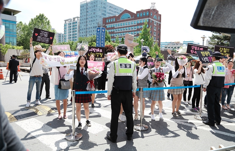 W LEEJONGSUK BLACKSUIT 4