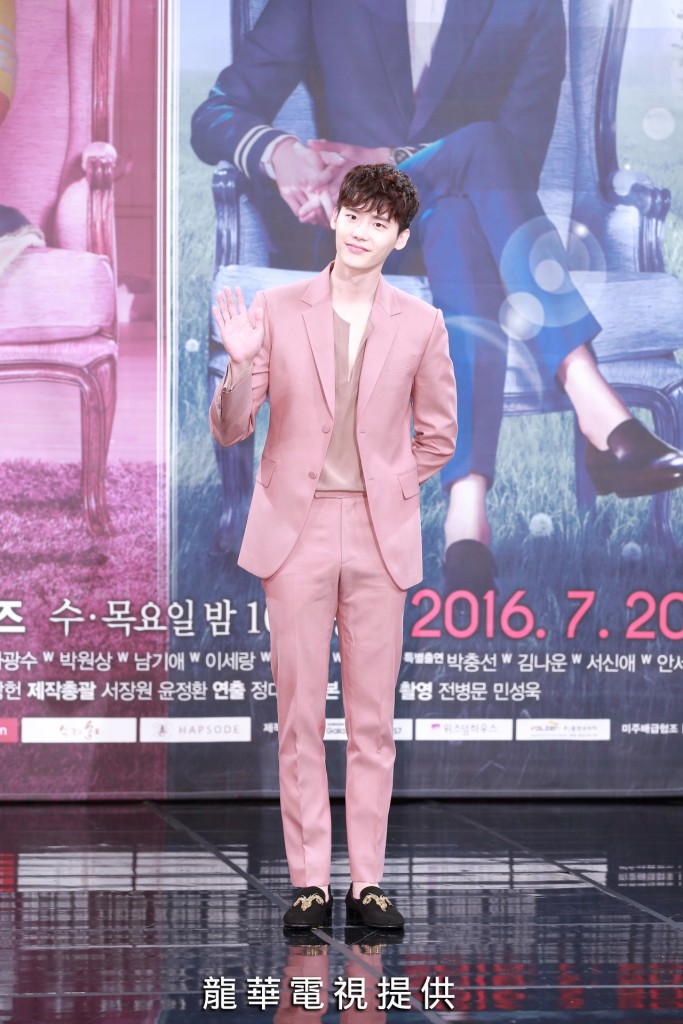 w press con 3