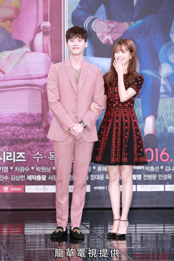 w press con 6
