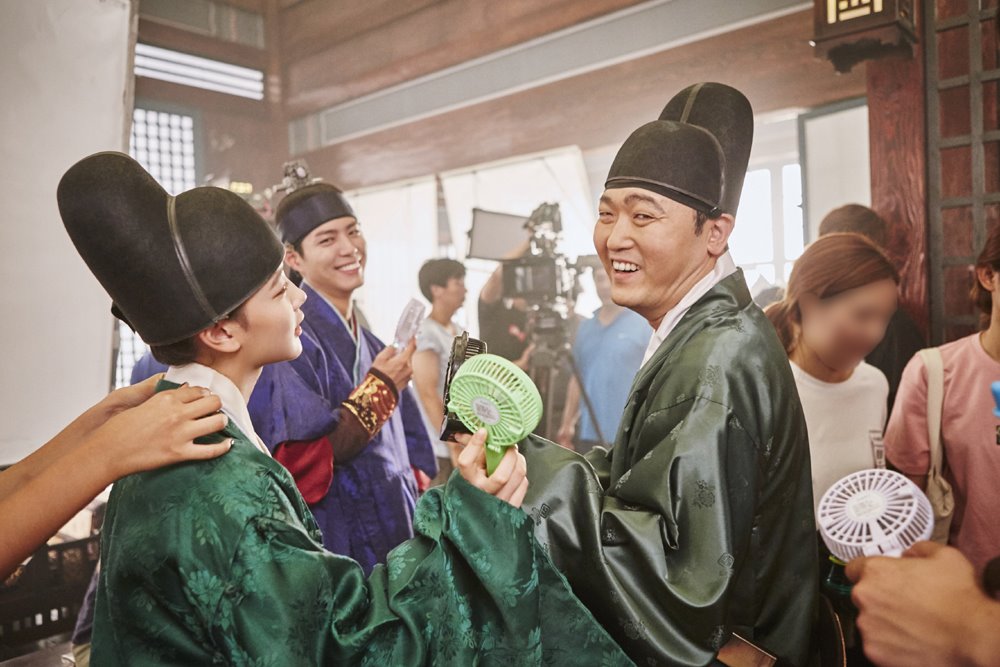 love-in-the-moonlight-behind