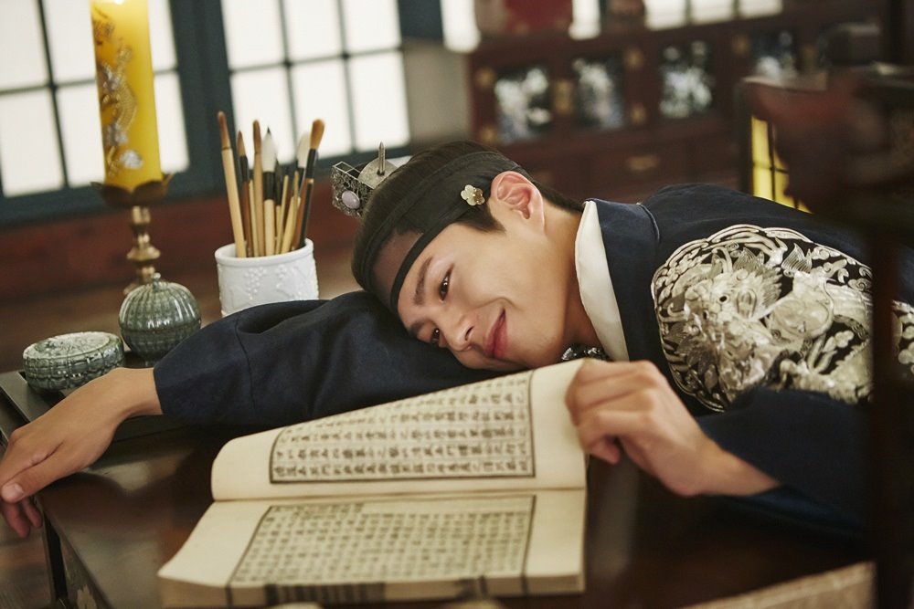 love-in-the-moonlight-behind