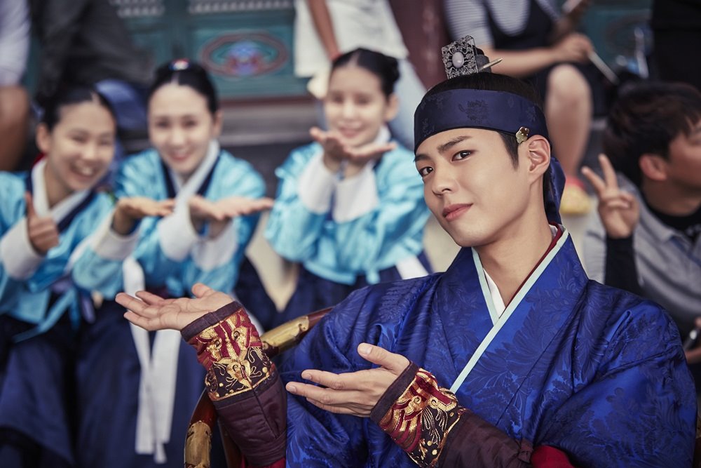 love-in-the-moonlight-behind
