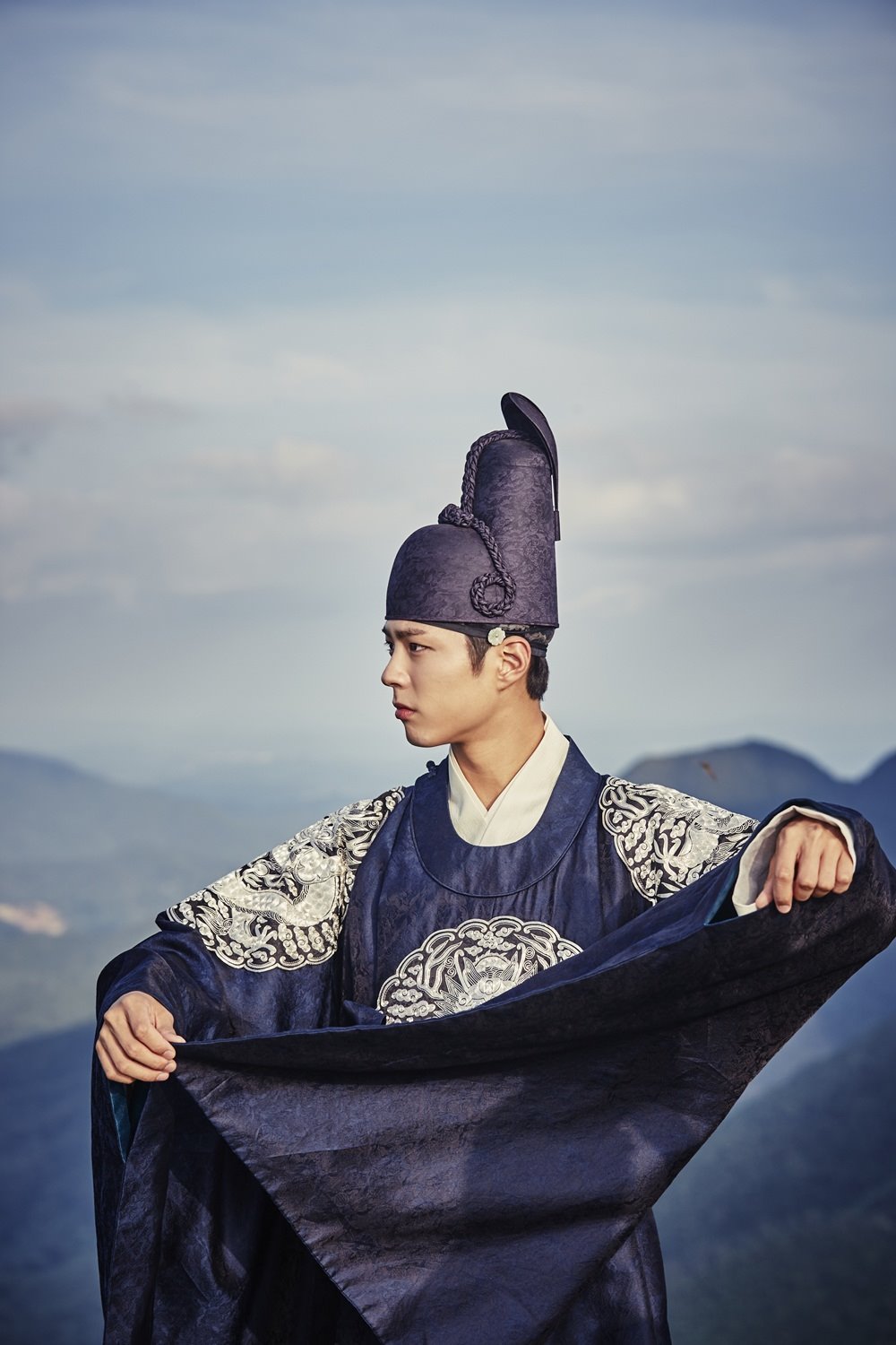 love-in-the-moonlight-behind