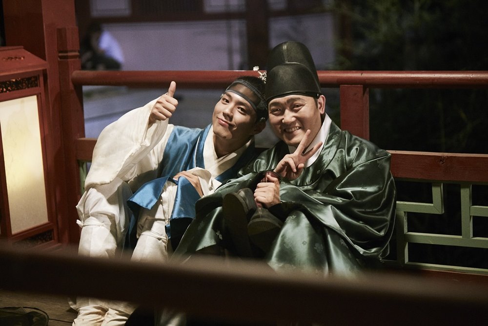 love-in-the-moonlight-behind