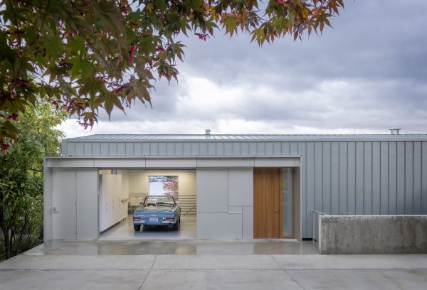 Heliotrope Architect's Portage Bay House is an absolutely zen affair, so much so that it definitely doesn't look like much from the main road, but when viewed from the Portage Bay, the house is absolutely amazing