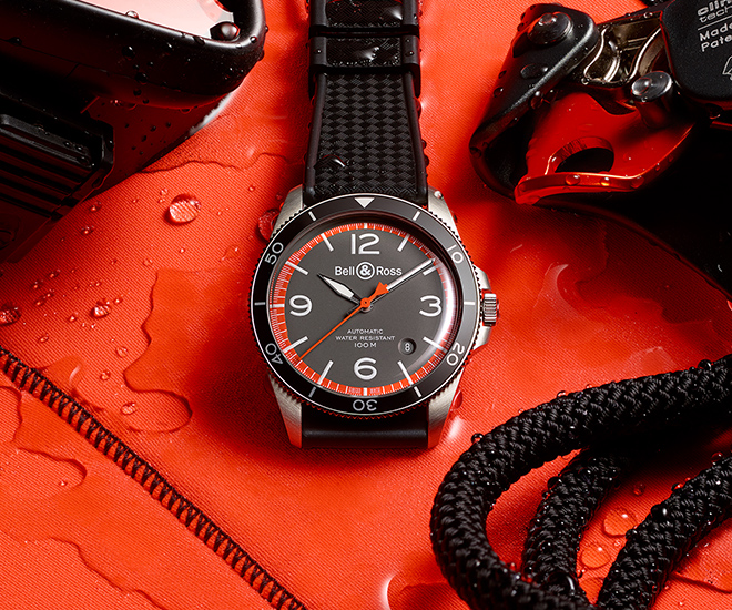 The date of the latest Bell & Ross vintage Garde Cotes appears in a window between 4 and 5 o’clock. The brand’s iconic, imposing numerals appear at 12, 3, 6 and 9 o’clock. They are legible and guarantee optimal reading. This model, which is equipped with a bidirectional rotating bezel with a 60-minute scale, can be used to set time markers for more accurate mission timing. The crown guard ensures water-resistance and prevents accidental unlocking. This legible, water-resistant and robust timepiece is perfectly adapted for maritime rescue missions.