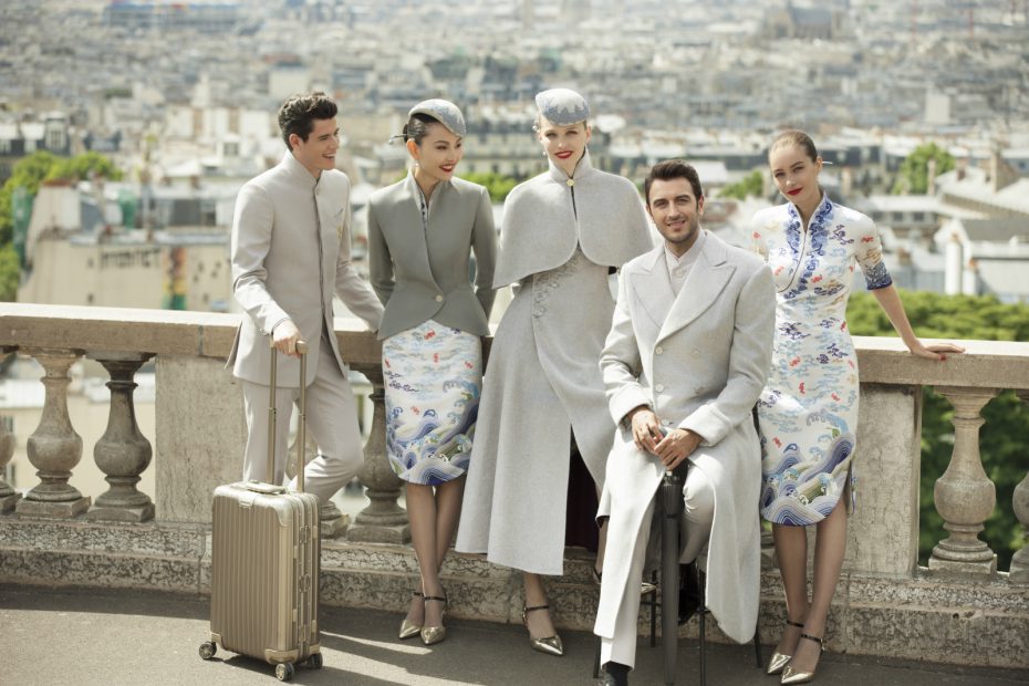 The Western-style draping of the new Hainan Airlines couture crew uniforms incorporates popular international fashion elements alongside a sense of high-quality professionalism.