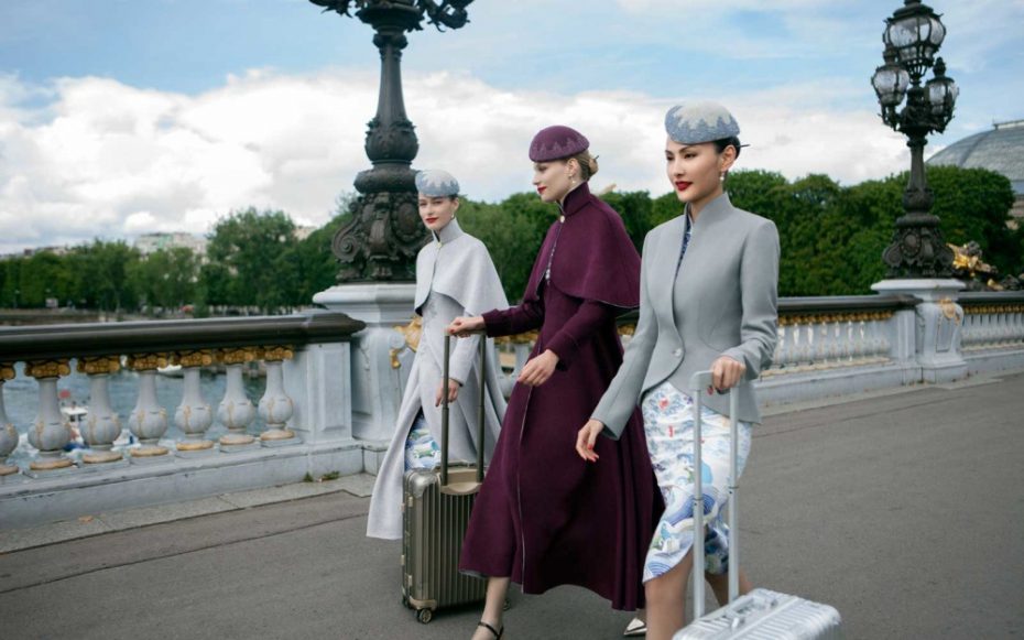 The new Laurence Xu Paris Couture Week Hainen airline uniforms replace fourth generation uniforms which have been in use since 2010. While the new couture uniform do not resemble the old uniforms, it does take iconic elements (the Oriental art-inspired patterns) and the grey colour scheme and updates it with a modern sensibility incorporating the hottest fashion trends.