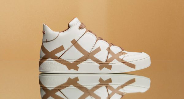 On the Tiziano Triple Stitch Sneaker, Ermenegildo Zegna Couture detailing is apparent throughout: extra wide laces, paired with the hand-stitched travetta detail.