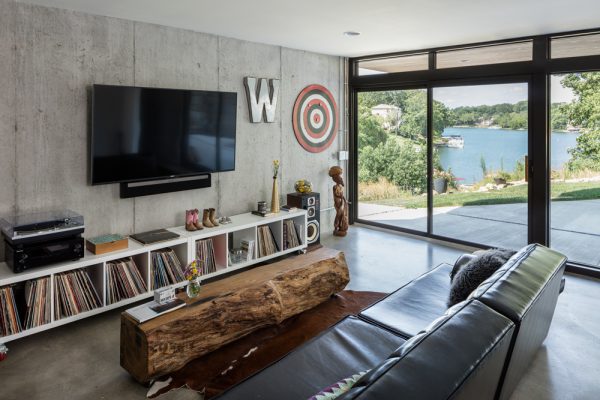 Modern Lodge along Weatherby Lake, North Kansas City was conceptualised by Austin and Leslie Walsh and executed by architectural firm Kem Studio