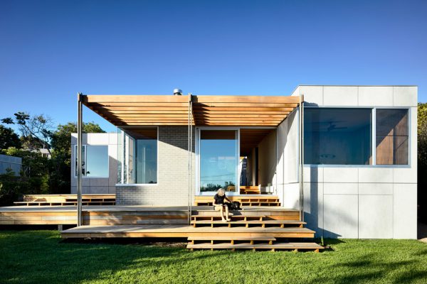 Located along the Melbourne coast, the Seaberg House is reminiscent of the classic Australian beach house with contemporary design