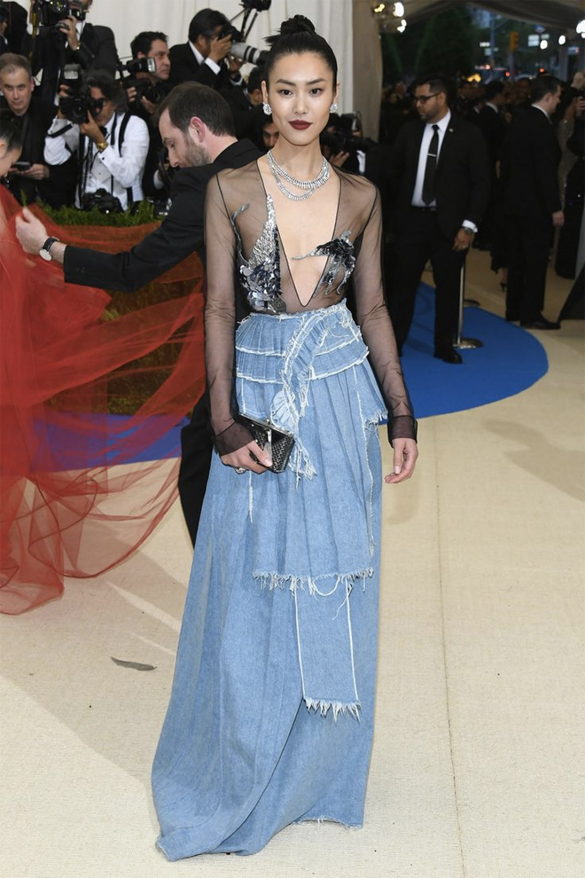 Victoria’s Secret supermodel Liu Wen was spotted wearing a denim Off-White gown to the 2017 edition of the Met Gala