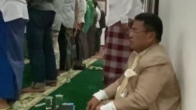 Hotman Paris saat melayat Salahuddin Wahid alias Gus Sholah. (Instagram/Hotmanparisofficial)