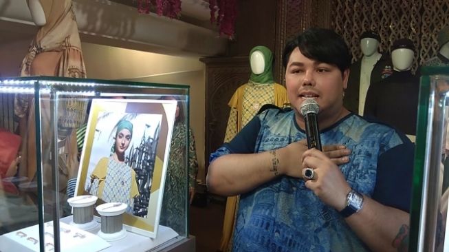 Jewelry yang dibuat Ivan Gunawan khusus untuk pengguna hijab. (Suara.com/Lilis Varwati)