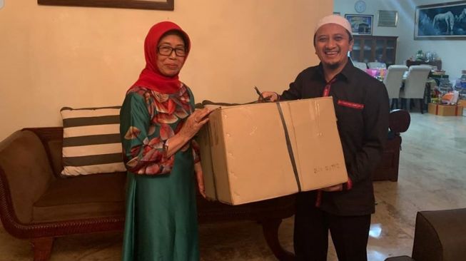 Ustaz Yusuf Mansur dan ibunda Presiden Jokowi, almarhumah Sujiatmi Notomiharjo. [Instagram]