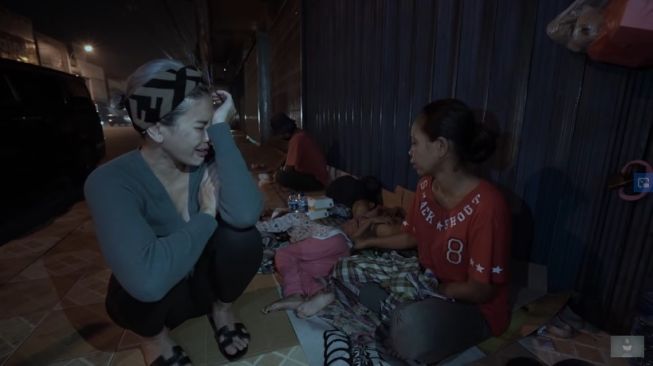 Nikita Mirzani sedih mendengar cerita sesorang ibu yang tidur di emperan. [YouTube Nikita Mirzani]