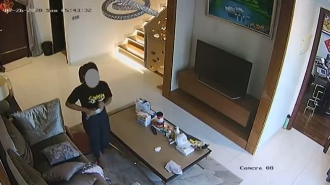 Viral Wanita Taruh Masker Baru ke Dalam Celana, Aksi Joroknya Terekam CCTV (Instagram)