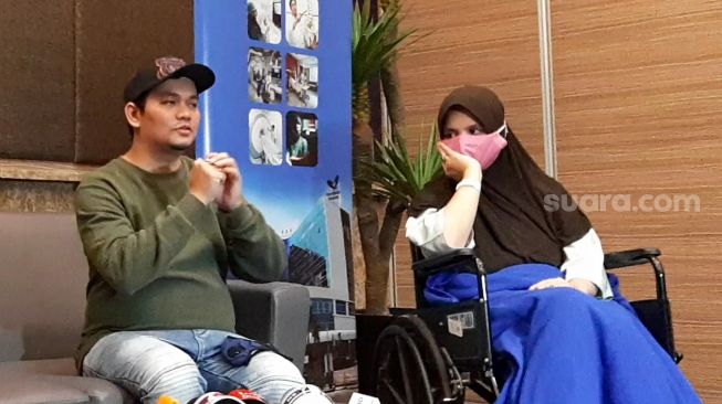 Presenter Indra Bekti dengan Istrinya, Aldilla Jelita saat menggelar konferensi pers di Rumah Sakit Mayapada, Lebak Bulus, Jakarta Selatan, Kamis (27/8). [Suara.com/Alfian Winanto]