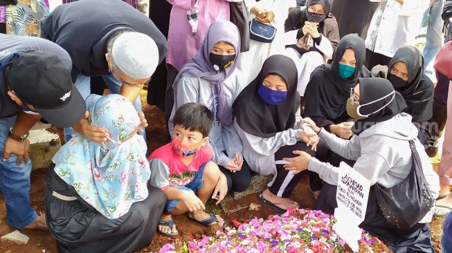 Pemakaman Idan Separo. (Suara.com)