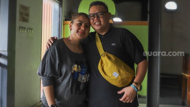 Presenter Reza Bukan bersama istrinya, Serevina Silaen berpose ketika difoto di Kawasan Tendean, Jakarta Selatan, Selasa (29/9). [Suara.com/Alfian Winanto]