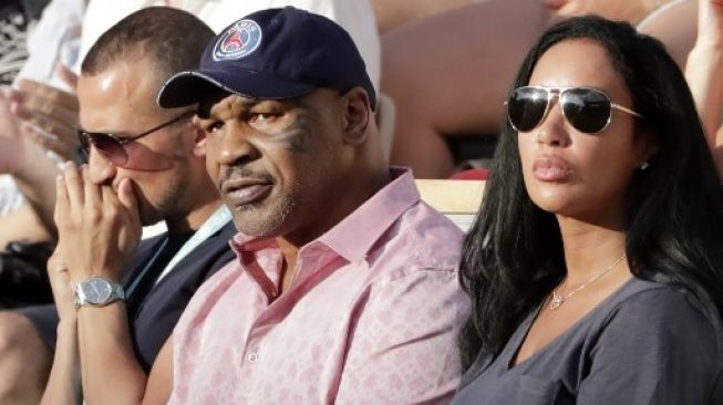 Mantan juara tinju kelas berat Mike Tyson menyaksikan pertandingan Tenis French Open 2018. [AFP]