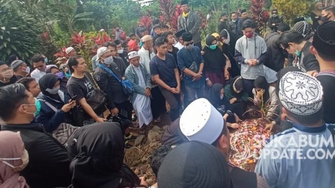Prosesi pemakaman Gatot Brajamusti. (sukabumiupdate.com)