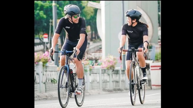 Unggahan Nirina Zubir, umumkan dirinya dan suami, Ernest "Cokelat" positif COVID-19 [Instagram @nirinazubir_]