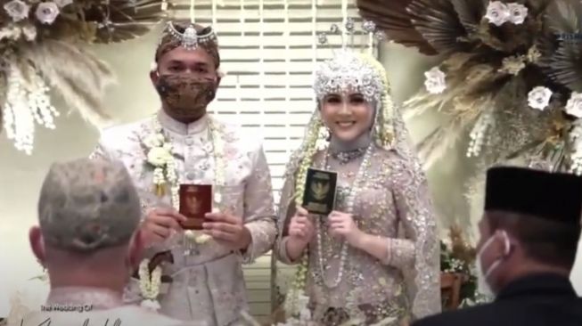 Kesha Ratuliu dan Adhi Permana. (YouTube/Kesha Adhi)
