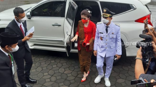 Gibran Rakabuming Raka dan Selvi Ananda tiba di Gedung DPRD Surakarta dengan mengendarai mobil Toyota Innova berwarna putih. [Suara.com/Ronald Seger Prabowo]