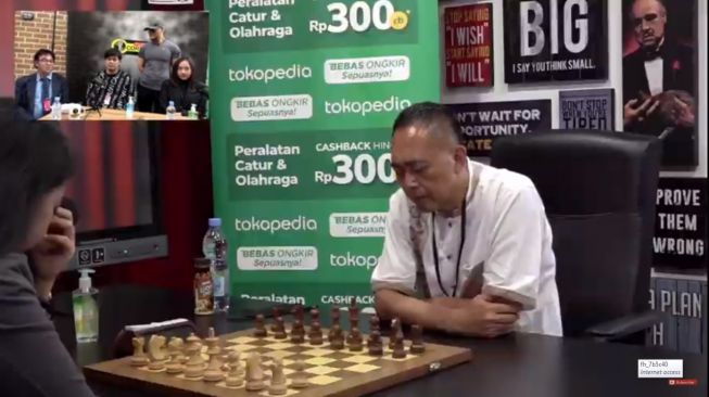 Pertandingan catur antara GM Irena vs Dewa Kipas. [Youtube/Deddy Corbuzier]