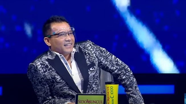 Anang Hermansyah saat melihat penampilan Krisdayanti di panggung Indonesian Idol. (YouTube)