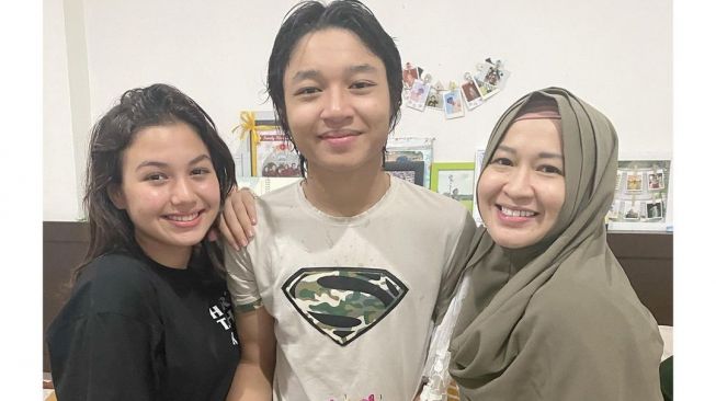 Okie Agustina bersama putranya, Kiesha Alvaro yang berulang tahun dengan kekasihnya, Saskia Chadwick. [Instagram]