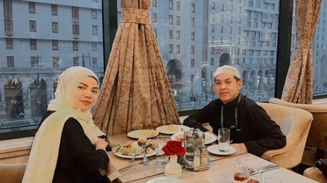 Dinar Candy dan Ko Apex