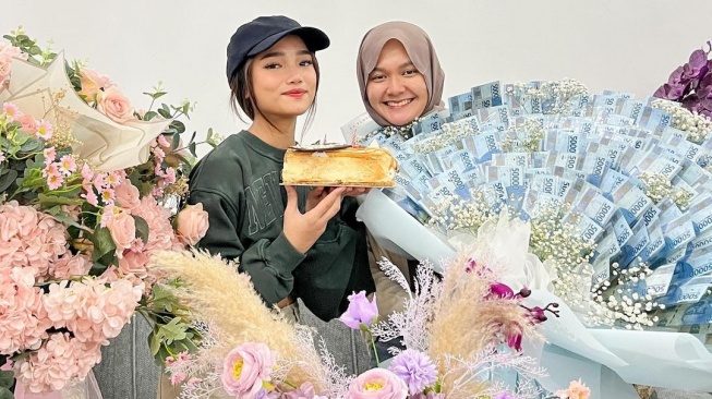 Fuji beri Buket Bunga untuk Karyawan (instagram)