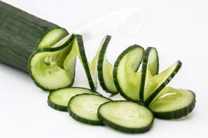 Potong timun atau rebus licorice (akar manis) di dapurmu