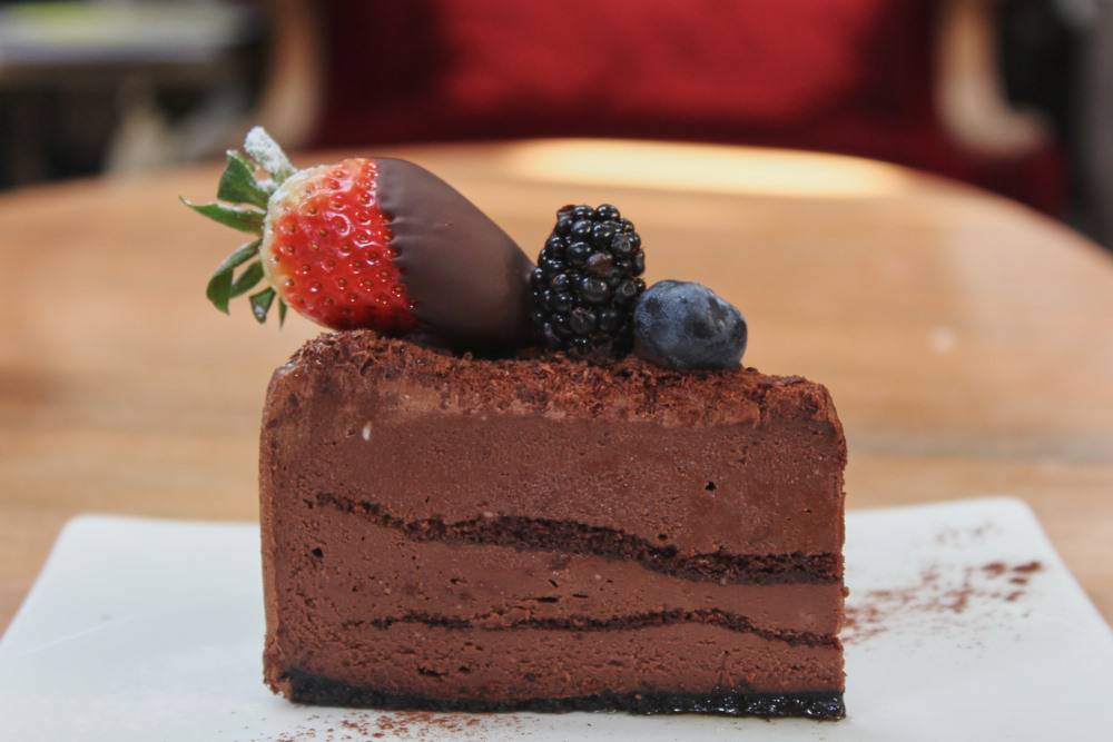 Premium Swiss Chocolate Cake ร้าน Puritan