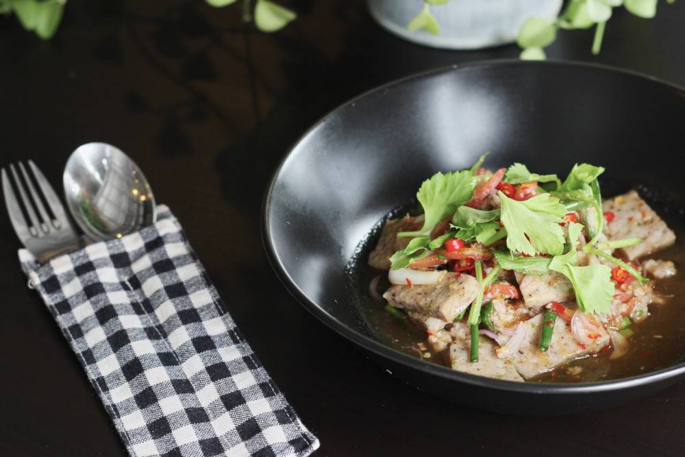 ยำหมูยอ ร้าน Dude Cafe