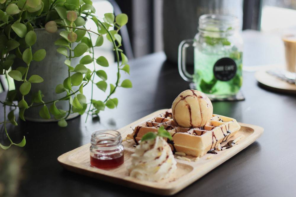 Dude cafe waffle ice-cream ร้าน Dude Cafe