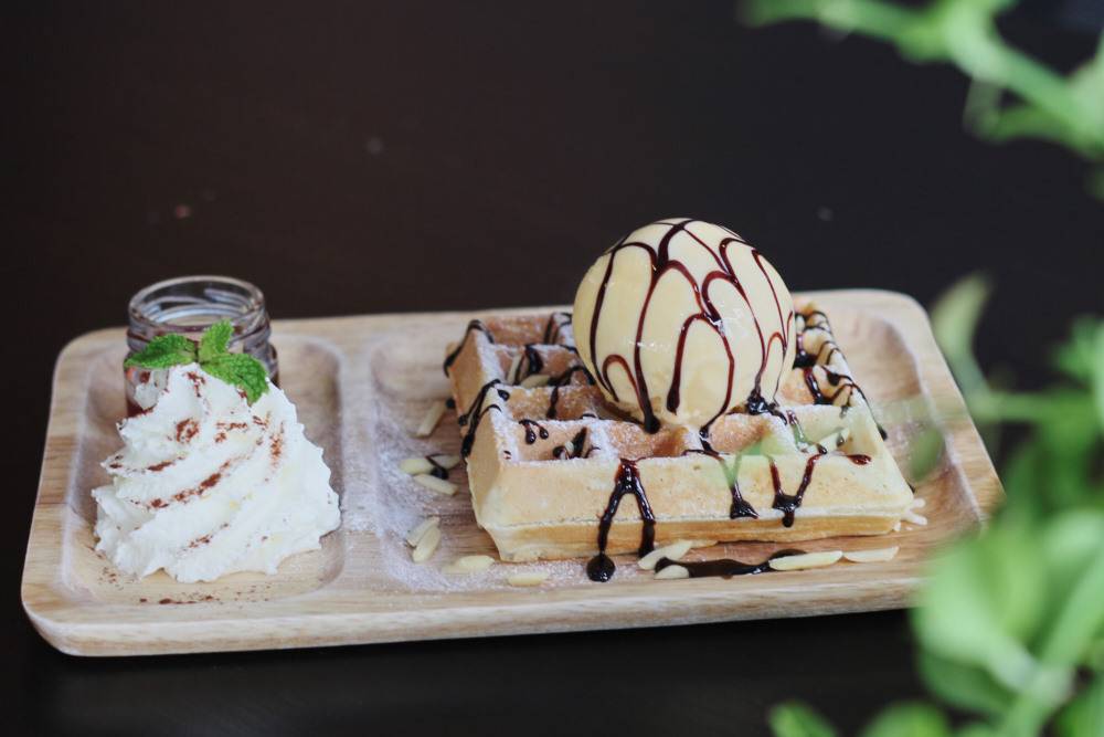 Dude cafe waffle ice-cream ร้าน Dude Cafe