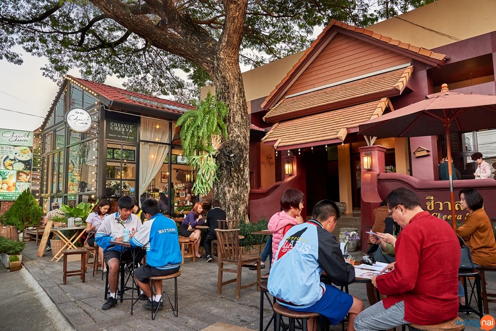 ภายในซอยกรรไกรทอง เยื้องกับร้านกาแฟมิ่งมิตรเพียงเล็กน้อย จะมีร้านขนาดเล็กๆ ตั้งอยู่บริเวณด้านหน้า Cheeva Spa โดยรอบทั้งบริเวณด้านนอก และด้านในนั้นเต็มไปด้วยความสดชื่น ด้วยสีเขียวของต้นไม้นานาพรรณ ที่ทางร้าน Cheevit Cheeva นั้นได้ปลูกไว้เพื่อมอบความสดชื่นให้กับลูกค้า