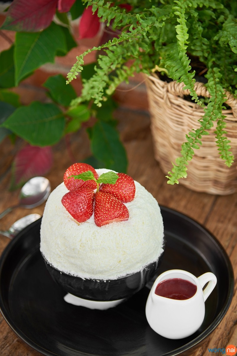 Bingsu Strawberry Cheese Cake (169 บาท) งานนี้คนชอบสตรอว์เบอร์รีต้องยอมสยบ เมื่อบิงซูขาวพูนถ้วยใหญ่ ถูกนำมาจับคู่เข้ากับความหวานอมเปรี้ยวของสตรอว์เบอร์รีที่มาในรูปแบบต่างๆ ทั้ง สตรอว์เบอร์รีซอสโฮมเมดสีแดงรสหวานฉ่ำที่ทำมาจากผลสตรอว์เบอร์รีสด และผลสดที่วางเรียงอยู่ด้านบน